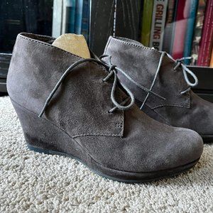 CLARKS Artisan Rosepoint Dew Gray Suede Wedge